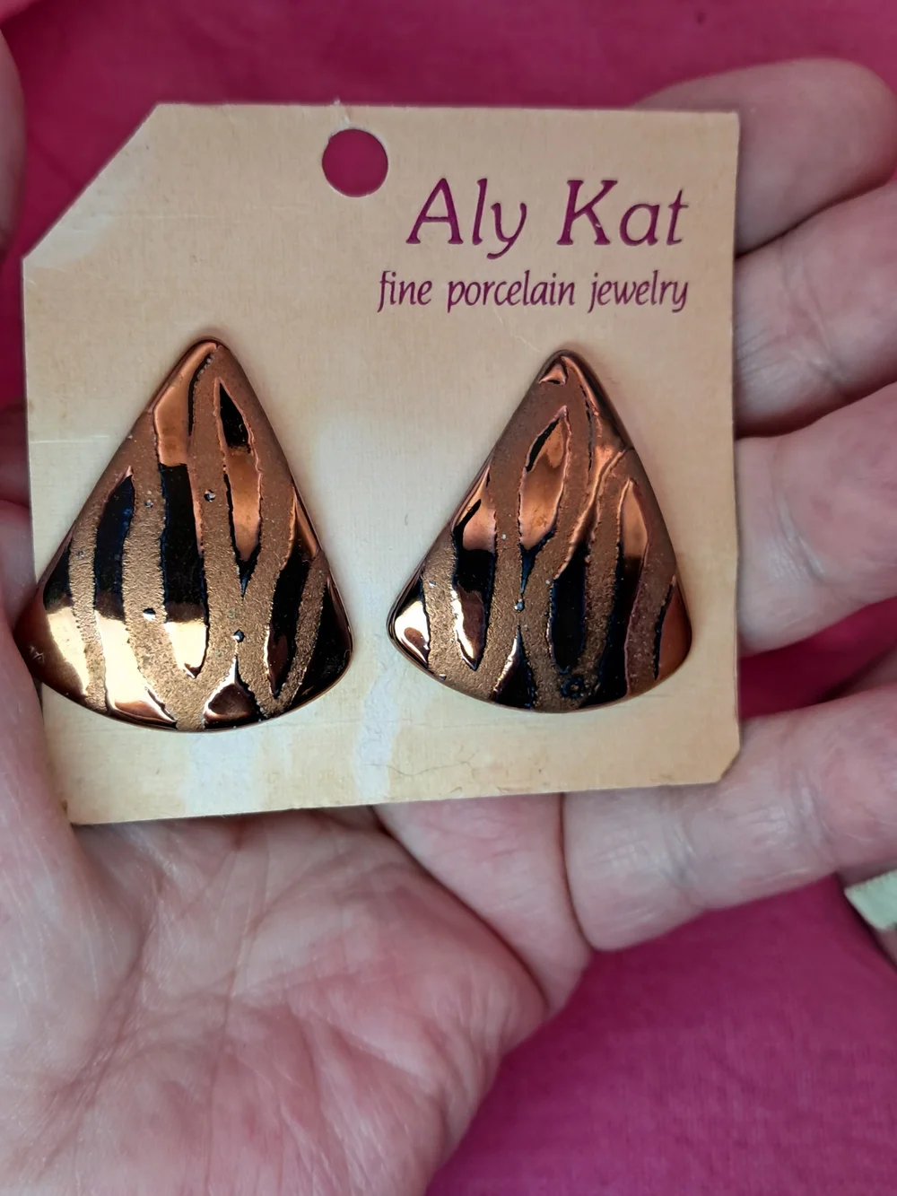 Aly Kat Handcrafted Porcelain Fan-Shsped Earrings (Goldtone)